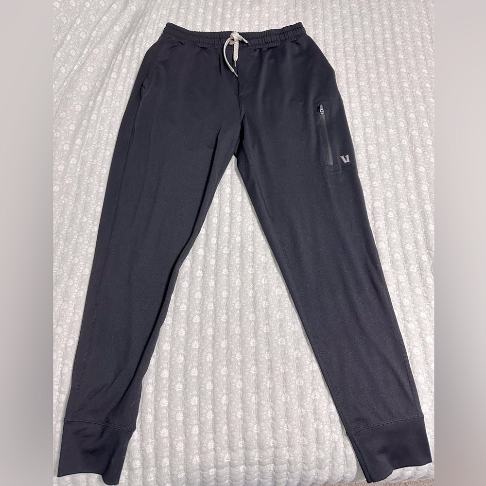 Vuori Men’s Black Jogger Sweatpants with Elastic drawstring waistband